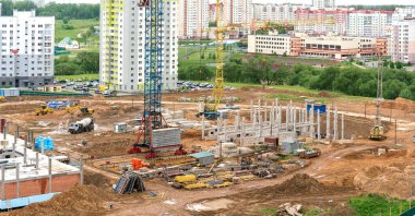 İnşaat bölgesinde beton yığınları olan makineler.