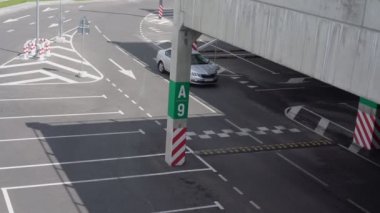 Araba sarı siyah hız üzerinden geçiyor. Otoparka çarpıyor.