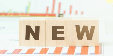 Masadaki tahta küplerde siyah harflerle yeni bir kelime.