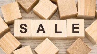 Masadaki tahta bloklarda siyah harflerle kelime satışı.