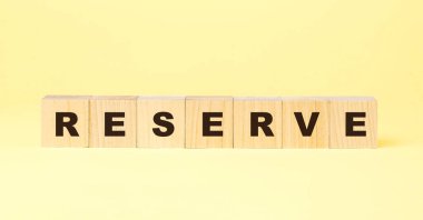 Sarı arka planda küçük tahta küplü kelime rezervi