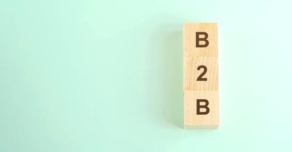 Letras pretas b2b em pequenos cubos de madeira e espaço para texto — Fotografia de Stock