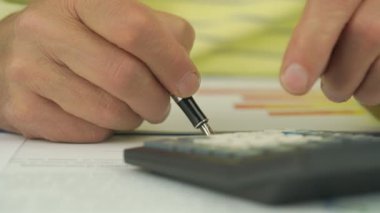Emekli hesap makinesine güvenir ve toplamın yakın çekimini yazar