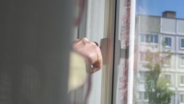 Anciano hombre en suéter amarillo mano abre ventana de plástico — Vídeo de stock