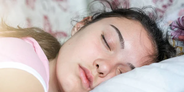 Adolescente chica en rosa camiseta duerme en almohada extrema cerca — Foto de Stock