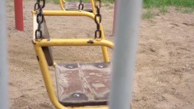 Klasik sarı metal, rüzgar yönünde sallanıyor.