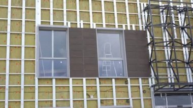 Siyah destekli beyaz direkli ve pencereli inşaat