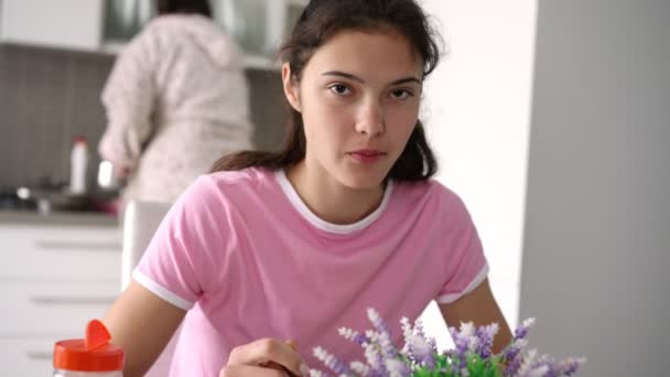 Adolescente come sopa sentada à mesa com lavanda — Vídeo de Stock