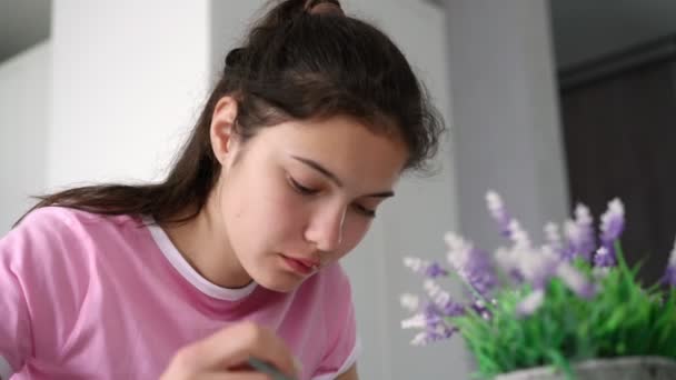 Hosszú hajú tinédzser eszik leves hanyag ül asztalnál — Stock videók