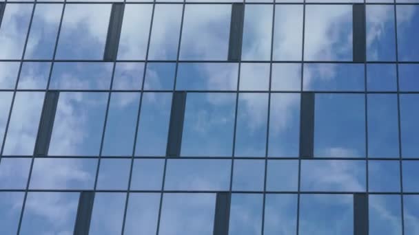 Lichte wind drijft wolken weerspiegeld in het bouwen van ramen — Stockvideo