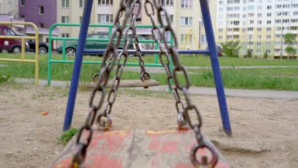 Columpios con cadenas oxidadas y pintura pelada ondeada por el viento — Vídeos de Stock