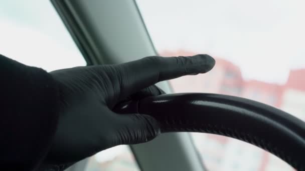 Людина в рукавичці тримає руку на шкіряному кермі — стокове відео