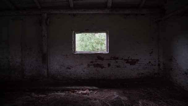 Маленькое окно в темно-устаревшей стене здания серого цвета — стоковое видео