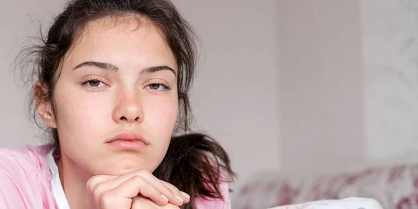 Okul kızı at kuyruklu kız yüzünü buruşturmuş.