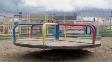 modası geçmiş atlıkarınca avluda dolaşır