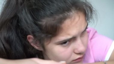 At kuyruklu uykulu kız, kızgın yüzünü yastıktan kaldırıyor.