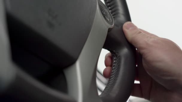 Osoba ruka drží a otáčí černý kožený volant — Stock video