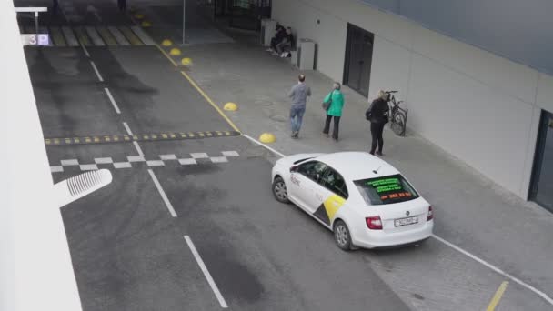 Voiture conduit dans le stationnement souterrain passage à niveau vitesse bosse — Video