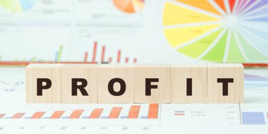 Masadaki tahta bloklardaki harflerle kelime kârı.