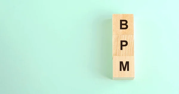 Lettere nere bpm su blocchi di legno e spazio per il design — Foto Stock