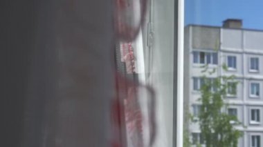 Camda yansıyan insan eli plastik pencereyi kapatır.