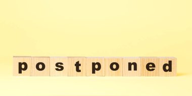 Kelime sarı arkaplanda küçük tahta bloklar ile ertelendi