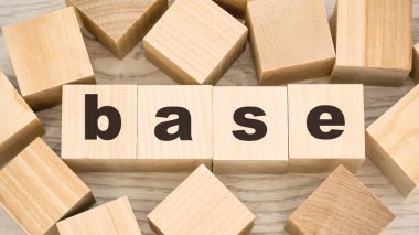 Oyuncak tahta küpler ve boş detaylar üzerine harf bazlı sözcük.