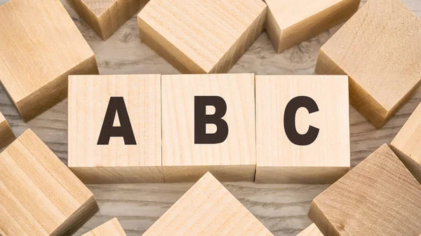 Lettere abc su blocchi di legno e numerosi dettagli sul tavolo — Foto Stock