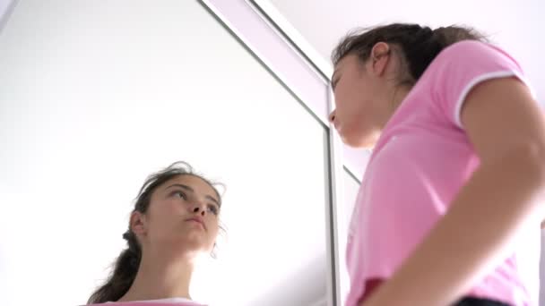 Skolflicka närmar spegel pop finnar och blir arg — Stockvideo