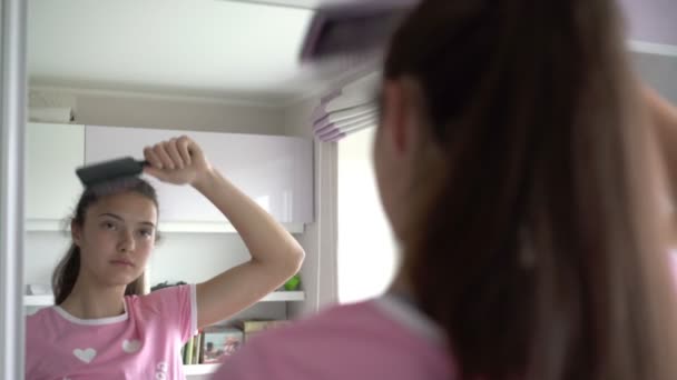 Specchio riflesso di studentessa spazzolatura capelli in bagno — Video Stock