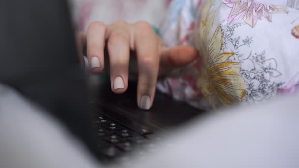 Girl hand with white manicure scrolls laptop display closeup — Stock Video