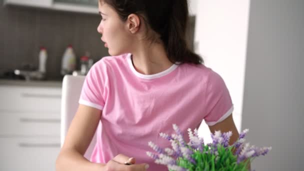 Colegiala gustos cereal pide mamá traer azúcar en el desayuno — Vídeo de stock