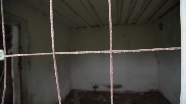 Ржавая сетка на окне старого заброшенного пустого здания — стоковое видео