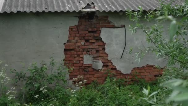 Parede velha casa abandonada com descascamento gesso e tijolos — Vídeo de Stock