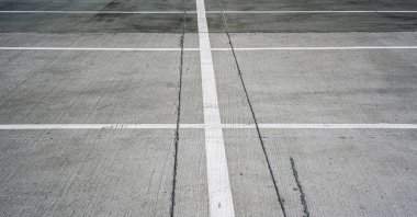 Gri asfaltta beyaz renk işaretli yerel park yeri