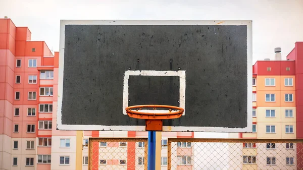 Μαύρο πορτοκαλί στεφάνι μπάσκετ στο ταμπλό στο γήπεδο του αθλητισμού — Φωτογραφία Αρχείου