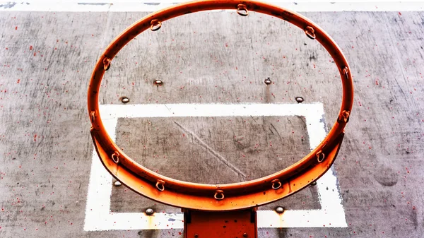 Basket cerceau contre tableau noir tir à angle bas proche — Photo