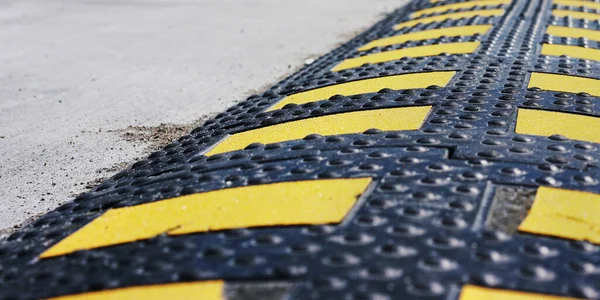 Nouvelle bosse de vitesse en caoutchouc de couleurs noir et jaune sur la route — Photo