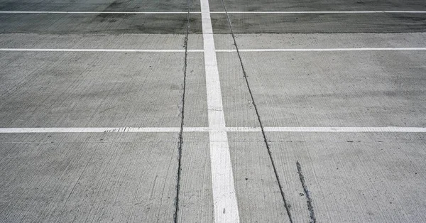 灰色のアスファルト上の白い色の地元の駐車場のマーキング — ストック写真