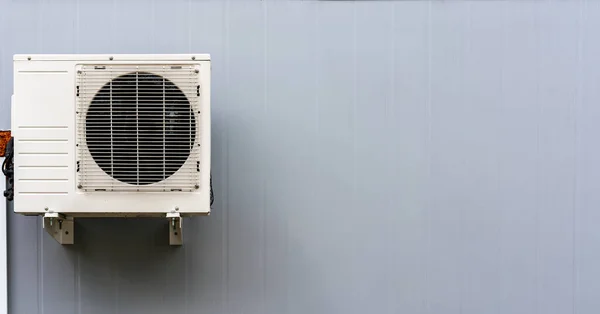 Acondicionador de aire blanco fijado en la pared del edificio de oficinas primer plano Imagen De Stock