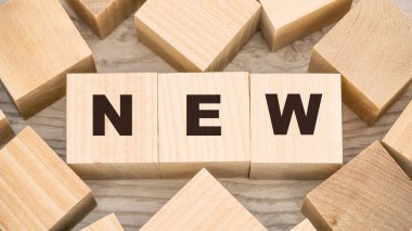 Küçük tahta küplerden ve boş detaylardan yapılmış yeni bir kelime