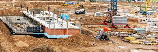 İnşaat alanı ilk katlı ve yerde makineler var.