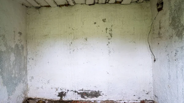 Abandoned building inner premises with dirty grey walls — Stock Photo, Image