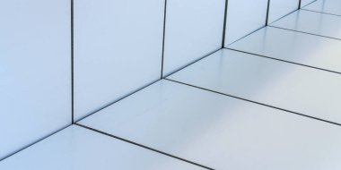 Yerel şirket binasının büyük beyaz blokları sınırda.