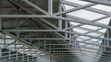 Yerel yönetimin çatısı altında metal kirişler