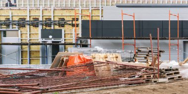 İnşaata karşı zeminde kahverengi renkli metal ızgaralar