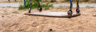 Antika ahşap salıncak Paslı metal zincirler üzerinde oyun alanında