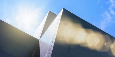 Geometrik şekiller ve üçgen kenarları güneş ışığını yansıtıyor