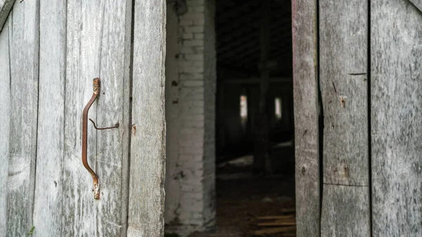 Vieille porte en bois menant à bâtiment rural abandonné gros plan — Photo