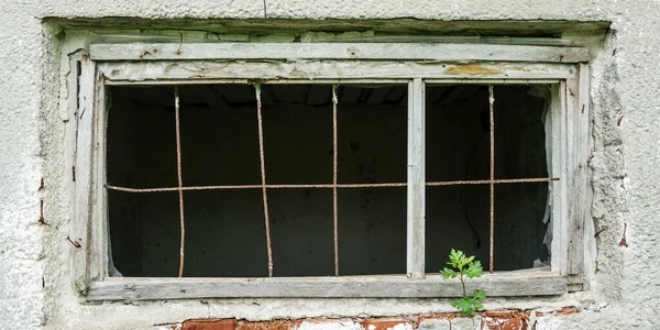 Fenêtre abandonnée du bâtiment avec grille métallique rouillée gros plan — Photo